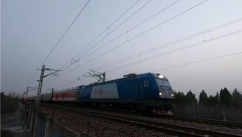 京廣鐵路上的速度與激情 客車K117與K258會(huì)車，貨運(yùn)X8109展現(xiàn)強(qiáng)勁動(dòng)力